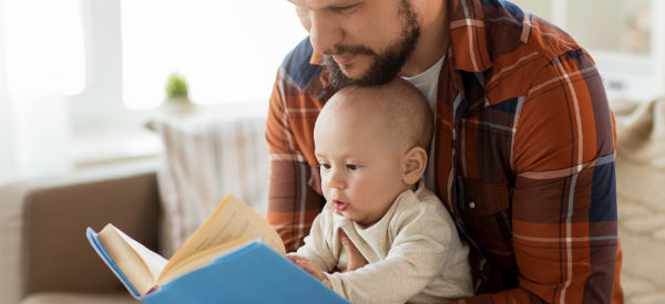 Pappa läser bok för sitt barn