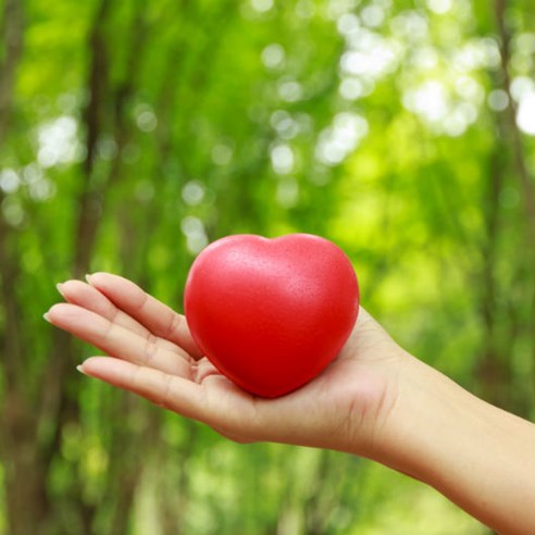 Illustration: rött gummihjärta balanseras i en utsträckt hand