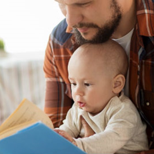 Pappa läser bok för sitt barn